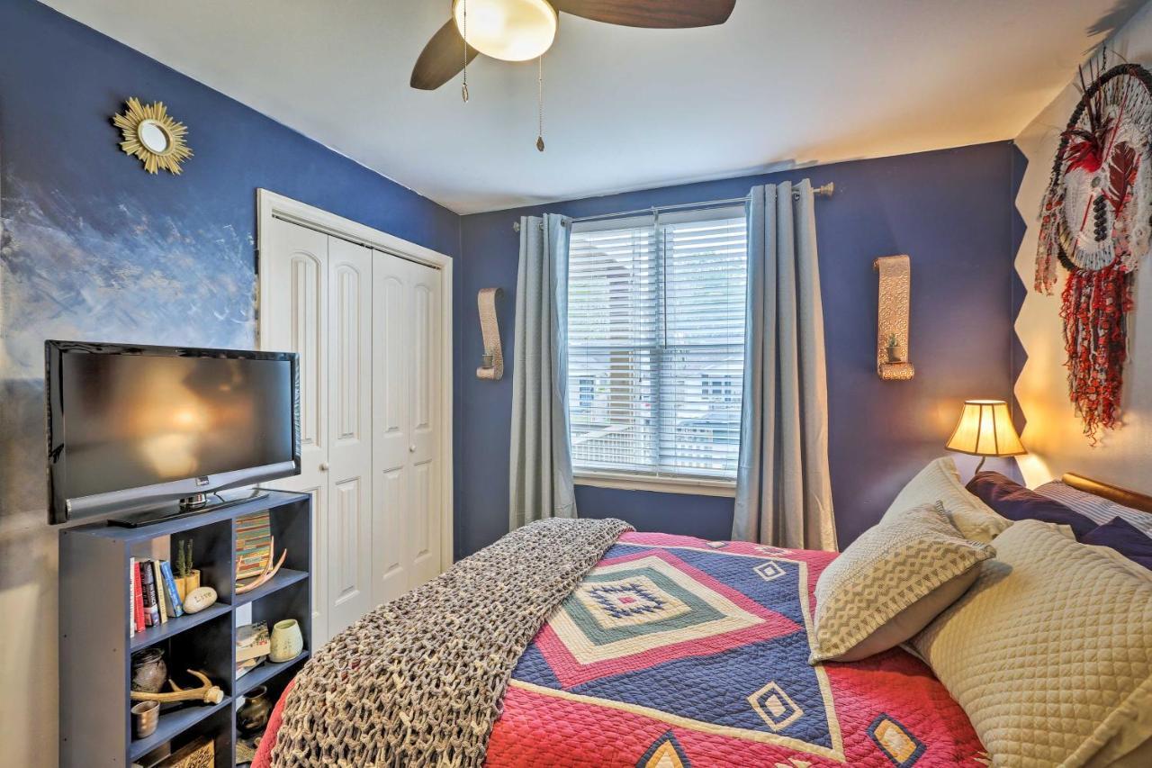 With Fire Pit And Yard, 3 Mi To Dwtn Holiday home *