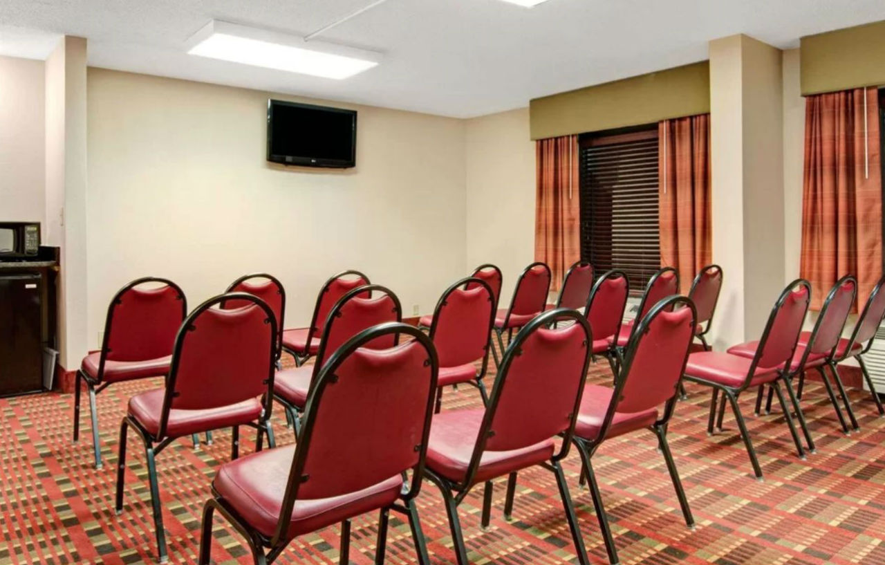 Hotel Baymont By Wyndham Airport 2*