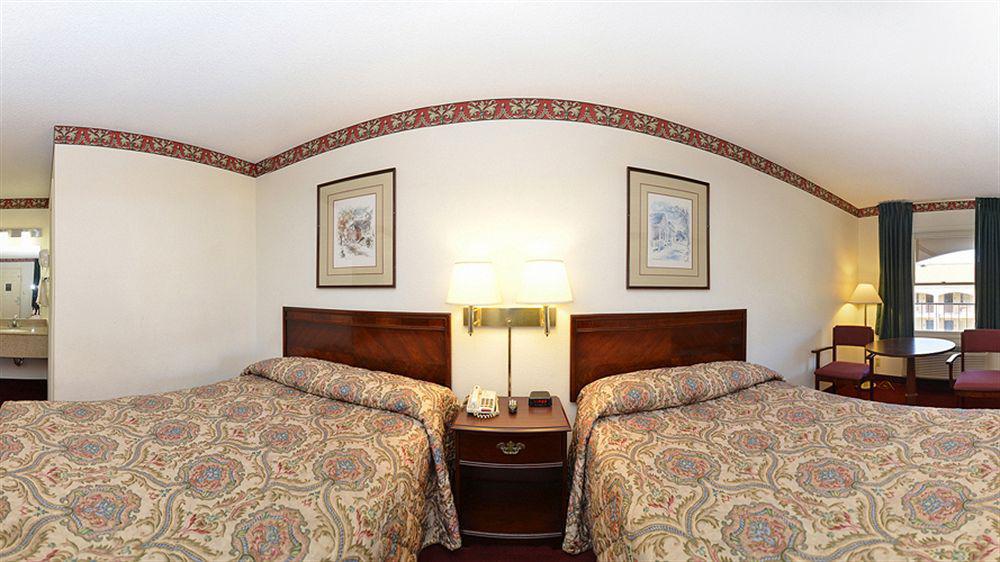 Super 8 By Wyndham West Hotel
